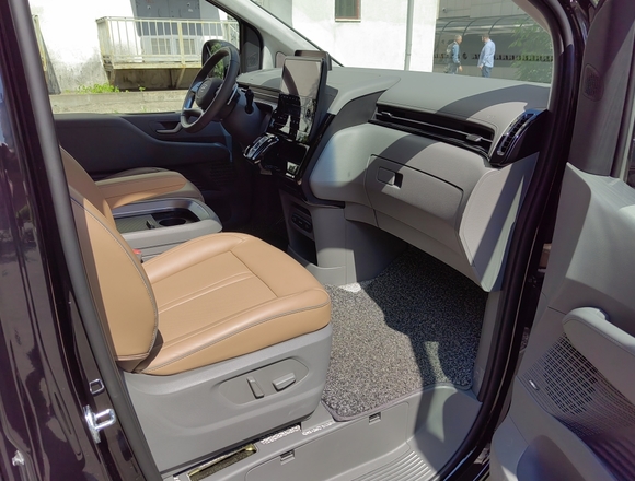 Купить ⁠⁠⁠⁠Hyundai Staria ⁠⁠Lounge Inspiration 2021 полный привод в Москве