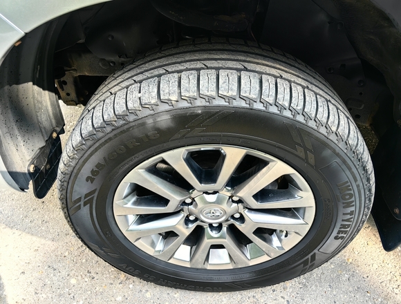 Купить ⁠⁠⁠⁠⁠⁠⁠⁠⁠Toyota Land Cruiser Prado в Москве