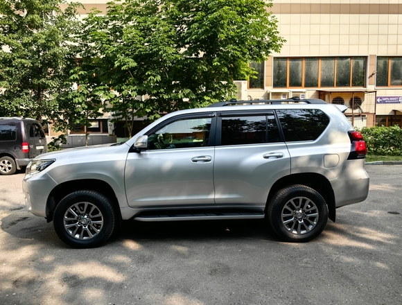 Купить ⁠⁠⁠⁠⁠⁠⁠⁠⁠Toyota Land Cruiser Prado в Москве