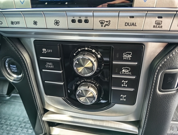 Купить ⁠⁠⁠⁠⁠⁠⁠⁠⁠Toyota Land Cruiser Prado в Москве