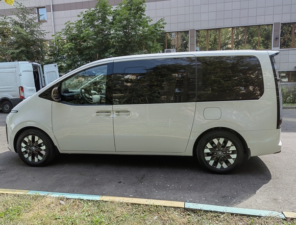 Купить ⁠⁠⁠⁠Hyundai Staria ⁠⁠Lounge Inspiration 2022 полный привод в Москве