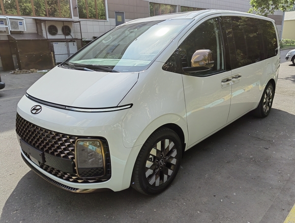 Купить ⁠⁠⁠⁠Hyundai Staria ⁠⁠Lounge Inspiration 2022 полный привод в Москве