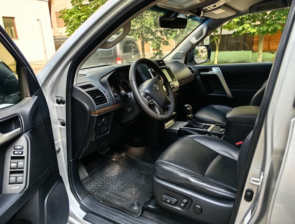Купить ⁠⁠⁠⁠⁠⁠⁠⁠⁠Toyota Land Cruiser Prado в Москве