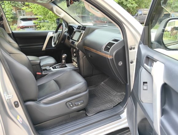 Купить ⁠⁠⁠⁠⁠⁠⁠⁠⁠Toyota Land Cruiser Prado в Москве