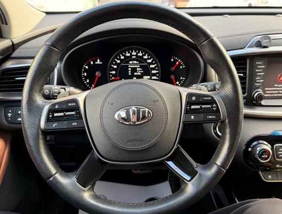Купить ⁠⁠Kia Sorento 2018 года в Москве