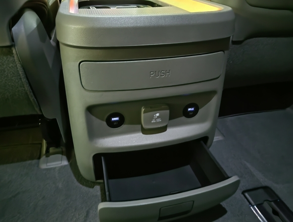 Купить ⁠⁠⁠⁠Hyundai Staria ⁠⁠Lounge Inspiration 2021 полный привод в Москве