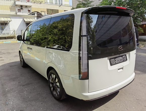 Купить ⁠⁠⁠⁠Hyundai Staria ⁠⁠Lounge Inspiration 2022 полный привод в Москве