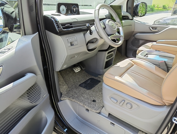 Купить ⁠⁠⁠⁠Hyundai Staria ⁠⁠Lounge Inspiration 2022 полный привод в Москве
