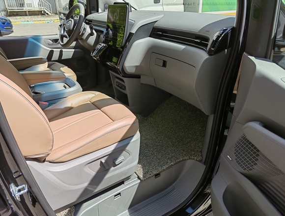 Купить ⁠⁠⁠⁠Hyundai Staria ⁠⁠Lounge Inspiration 2022 полный привод в Москве