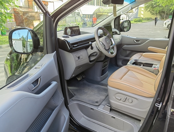 Купить ⁠⁠⁠⁠Hyundai Staria ⁠⁠Lounge Inspiration 2022 полный привод в Москве