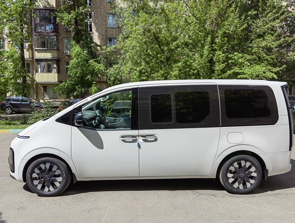 Купить ⁠⁠⁠⁠Hyundai Staria ⁠⁠Lounge Inspiration 2023 полный привод в Москве